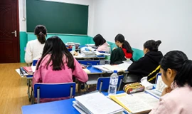 学生在教室学习